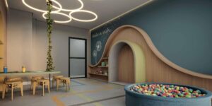 Brinquedoteca com prateleira de livros e brinquedos, piscina de bolinhas e mesas e cadeiras para a criançada liberar a imaginação